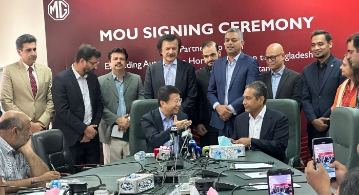 MG JW Automobile Pakistan and RANCON representatives shake hands during MoU signing ceremony for vehicle exports to Bangladesh